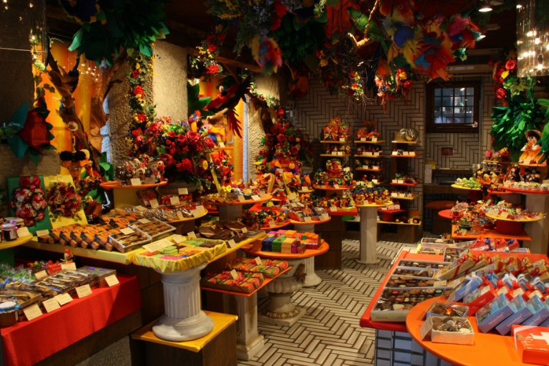 vitrine-LES ARCS-min_candy_store_chocolate_shop_chocolate_switzerland-393515