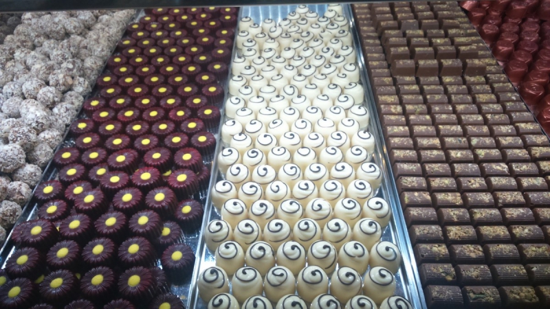 vitrine-LES ARCS-min_chocolates_milk_chocolate_white_chocolate_truffles_candy_food_treat_cacao-1213769