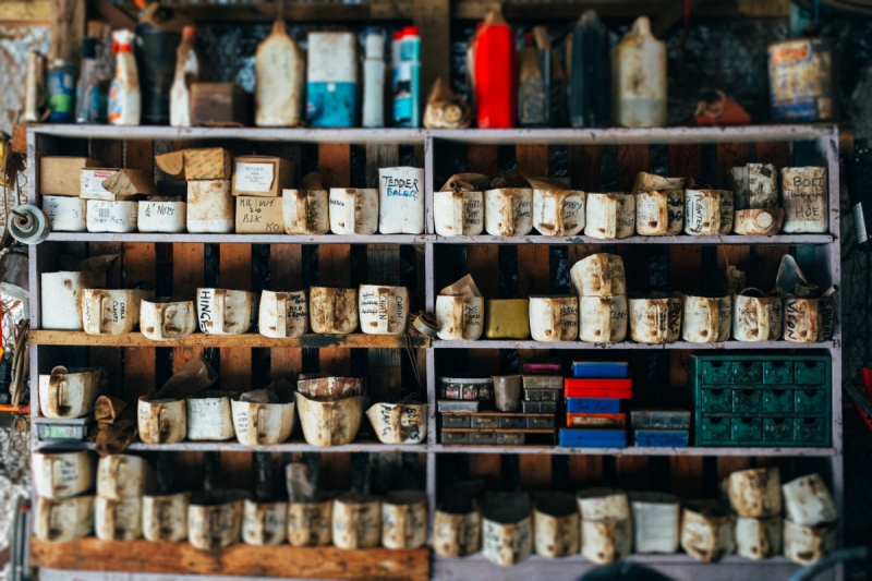 vitrine-LES ARCS-min_shelf_garage_dirty_collection_grunge-1178